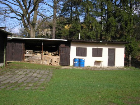 Dřevník a kuchyně